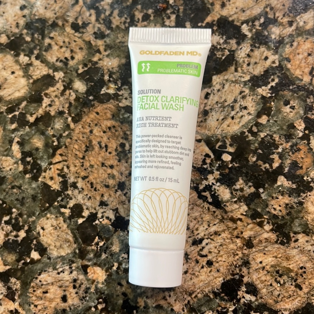 detox clarifying facial wash!!
